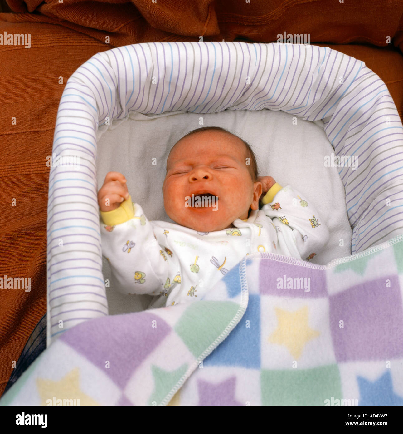Baby Girl Crying 4 Semaines Vieux Reflexe De Moro Photo Stock Alamy