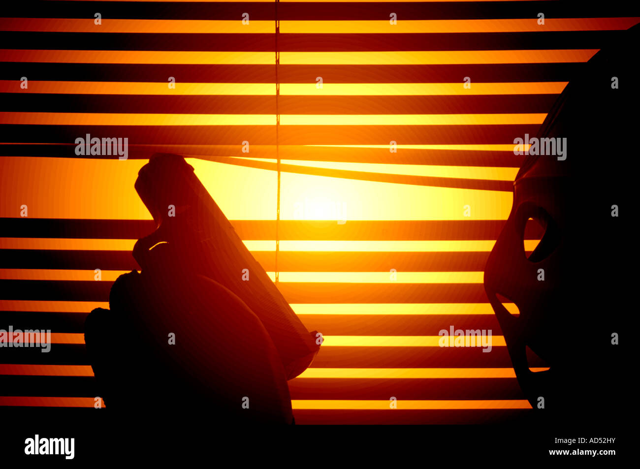 Vue conceptuelle du cambrioleur portant masque de hockey sur glace avec arme tirée derrière blind Banque D'Images