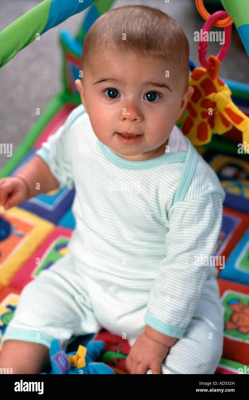 Un bébé de 14 mois fille se dresse au milieu de ses jouets Photo Stock -  Alamy