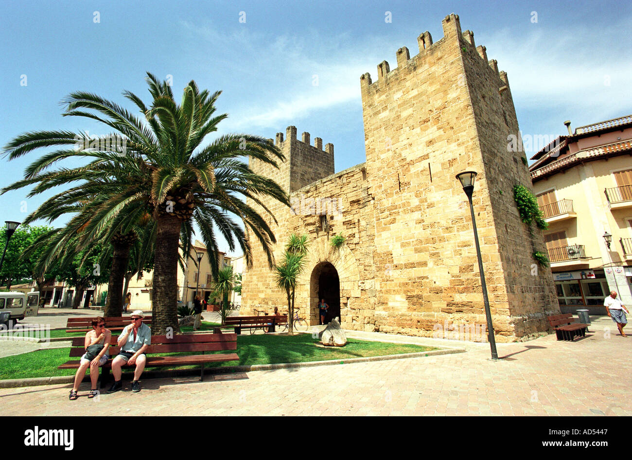 Le vieux port gate dans la ville d'Alcudia Majorque Banque D'Images