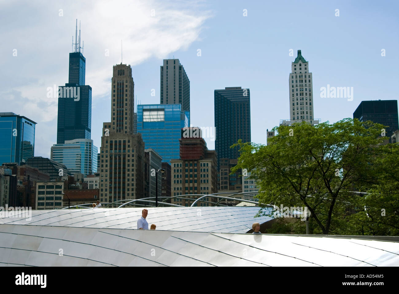 Horizon de Chicago à partir de pont / Parc Du Millénaire BP Banque D'Images