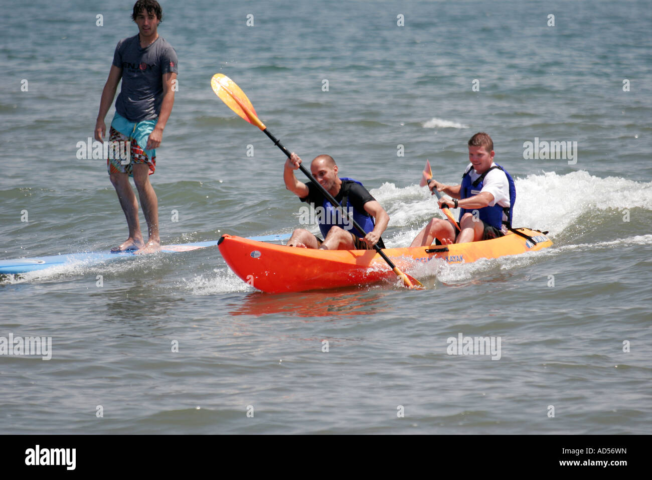 Virginia Beach, Sandbridge Beach, Little Island District Park, Atlantic Ocean kayak d'eau, hommes paddle, vagues, eau, les visiteurs voyage tour touristique t Banque D'Images