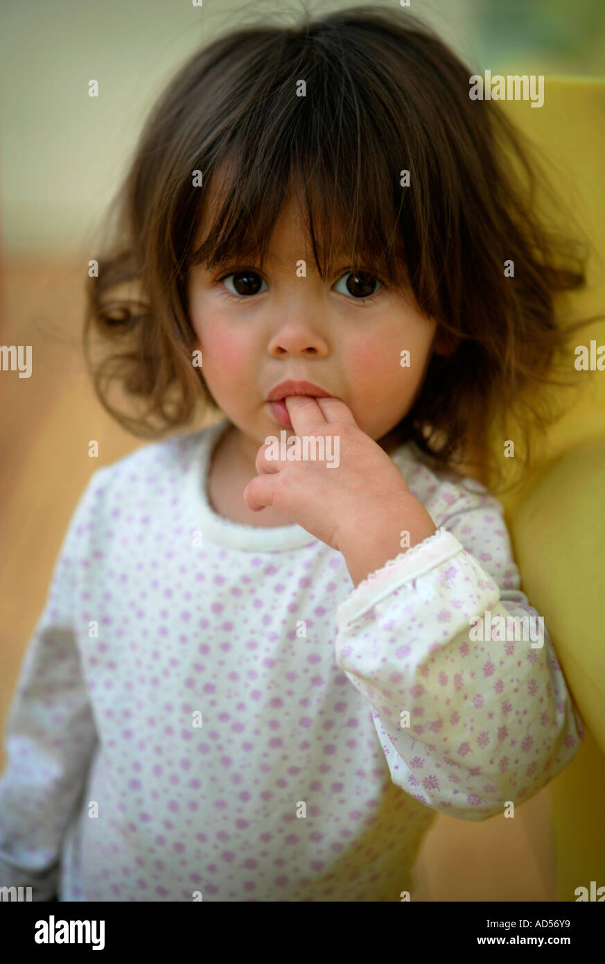 Une jolie petite fille de 3 ans Photo Stock - Alamy