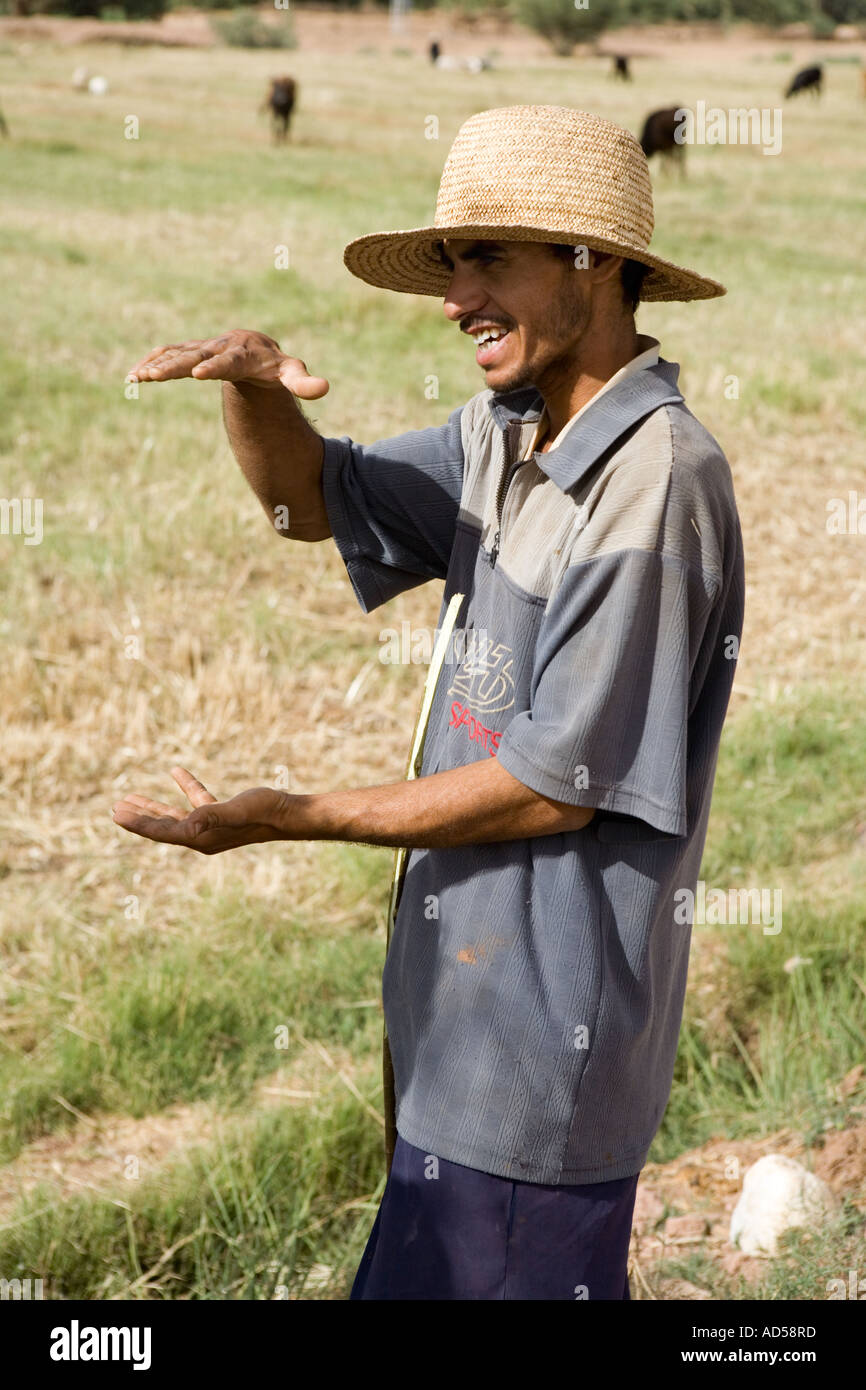 Farmer in field in et raconter histoire avec ses mains. Bahariyah, Egypt. Banque D'Images