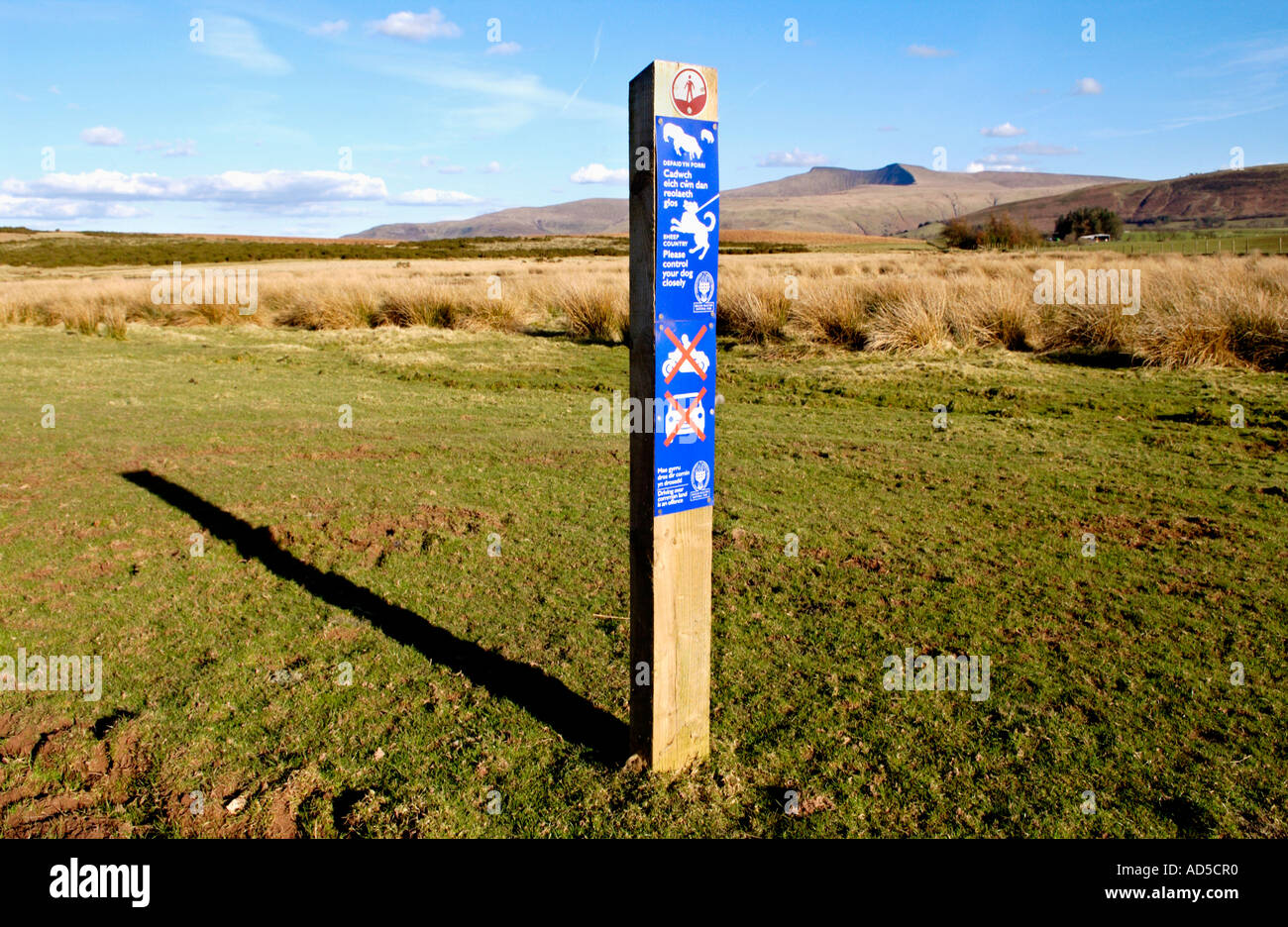 Panneaux bleus d'interdictions sur panneau à Mynydd commun Illtyd près de Brecon Powys Pays de Galles UK à Pen Y Fan et à du maïs Banque D'Images