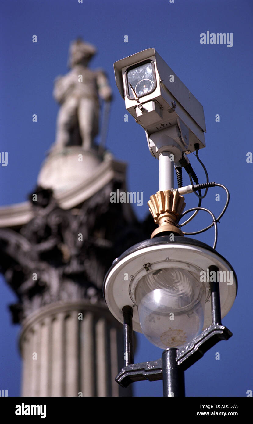 Caméra de surveillance à la Colonne Nelson de Trafalgar Square Londres Royaume-Uni Grande-Bretagne Banque D'Images
