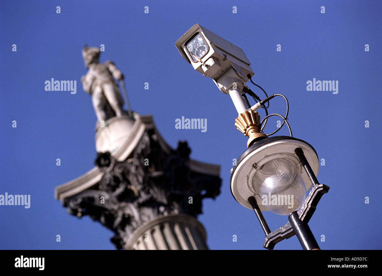 Caméra de surveillance à la Colonne Nelson de Trafalgar Square Londres Royaume-Uni Grande-Bretagne Banque D'Images