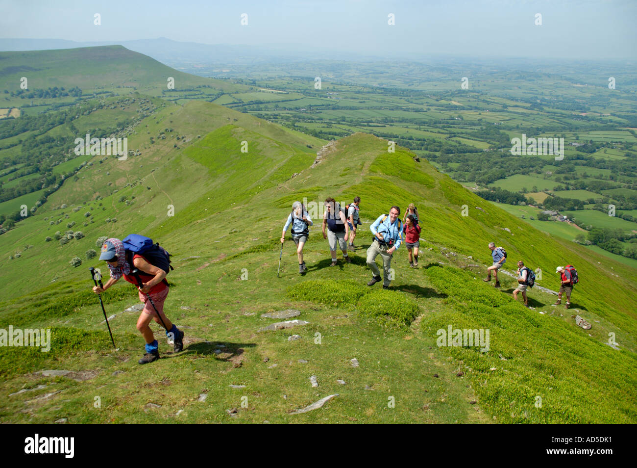 Visite guidée à pied jusqu'en-tête de groupe les Dragons Retour Ridge, dans la Montagne Noire près de Pengenffordd Powys South Wales UK Banque D'Images