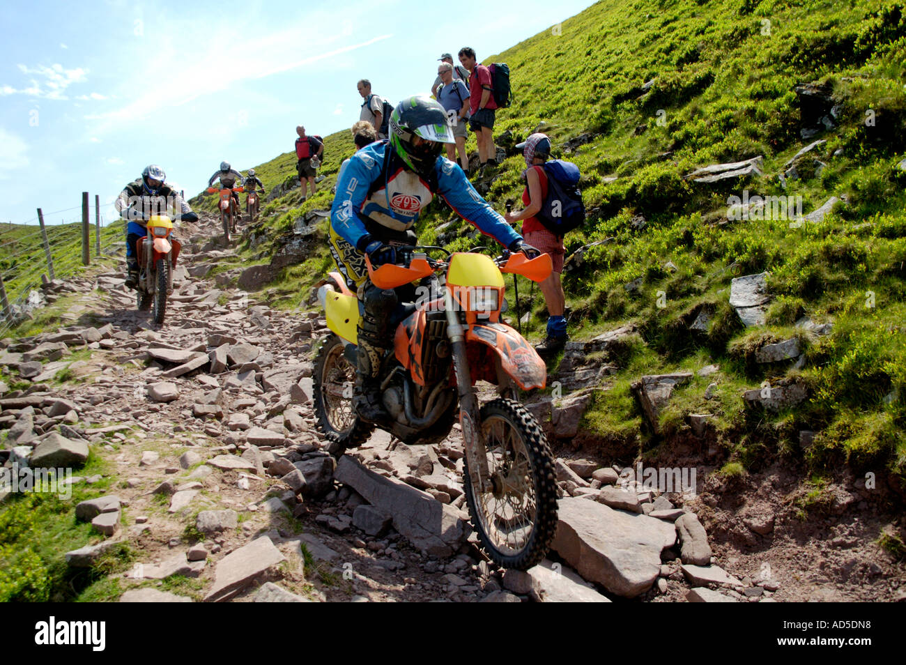 Groupe de marche debout de côté pour les motos sur byway à Cwnstab * Plusieurs autres calvaires parsèment en montagne noire près de Pengenffordd Powys South Wales UK Banque D'Images