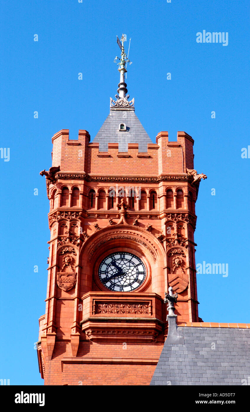 Tour de l'horloge de l'époque victorienne 1896 Pierhead building de l'ancienne maison du Bute Docks Company dans la baie de Cardiff South Wales UK Banque D'Images
