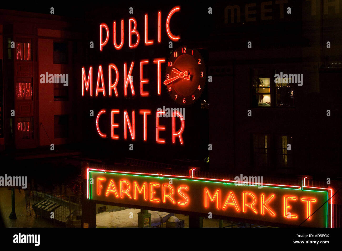 En néon à Pike Place Market Marché Public Seattle Washington USA Banque D'Images