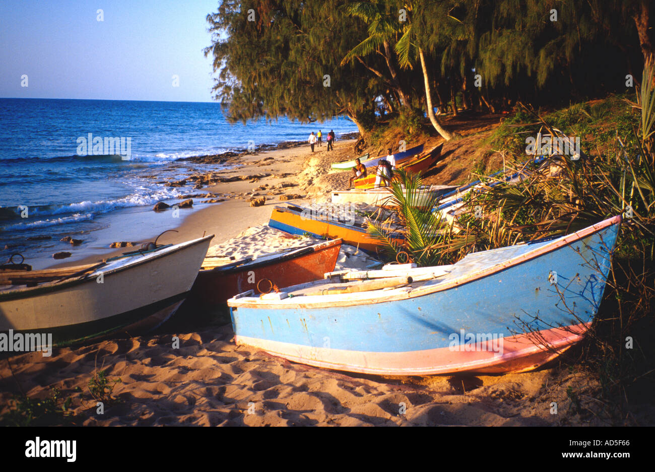 Bateaux sur la plage de Praia do Tofo Tofo près de Inhambane au Mozambique Afrique du Sud Banque D'Images
