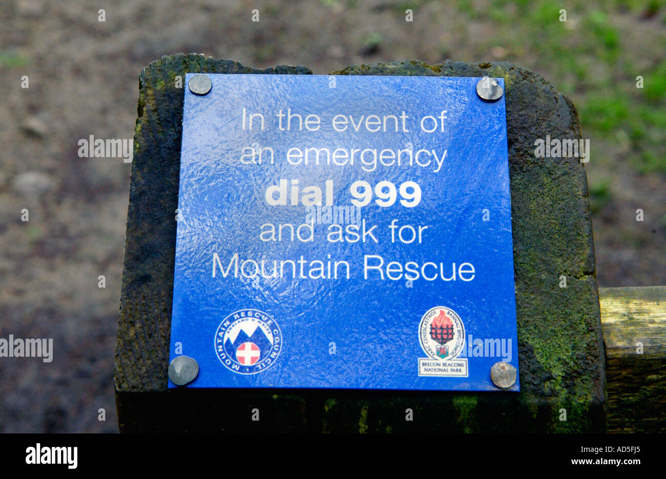 Les services d'urgence composez le 999 signe de secours en montagne sur sentier dans le parc national de Brecon Beacons South Wales UK Banque D'Images
