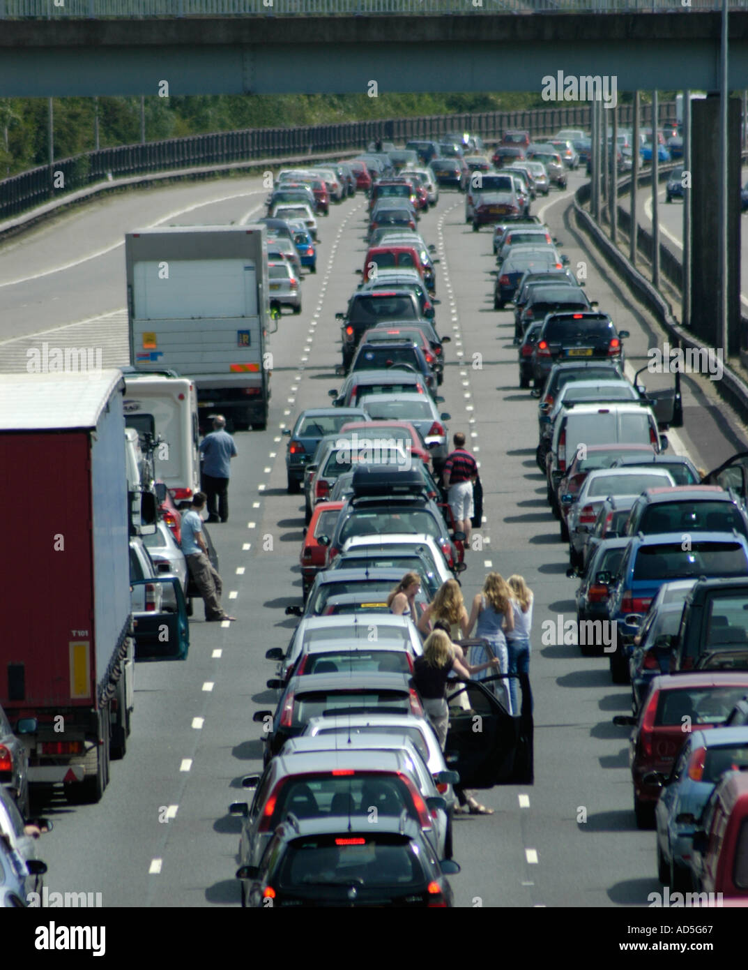 Autoroute fermée suite à un accident avec ennuyer motorist pris dans une longue Congestion tailback changement climatique pollution personnes Banque D'Images