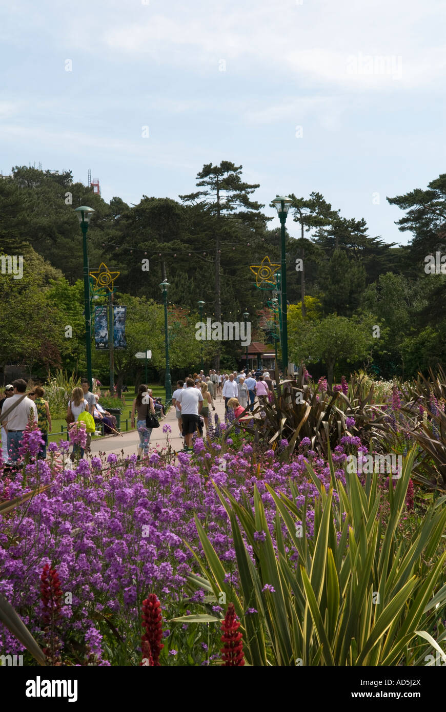 Les vacanciers de marcher dans les jardins d'agrément à Bournemouth, Dorset, UK Banque D'Images