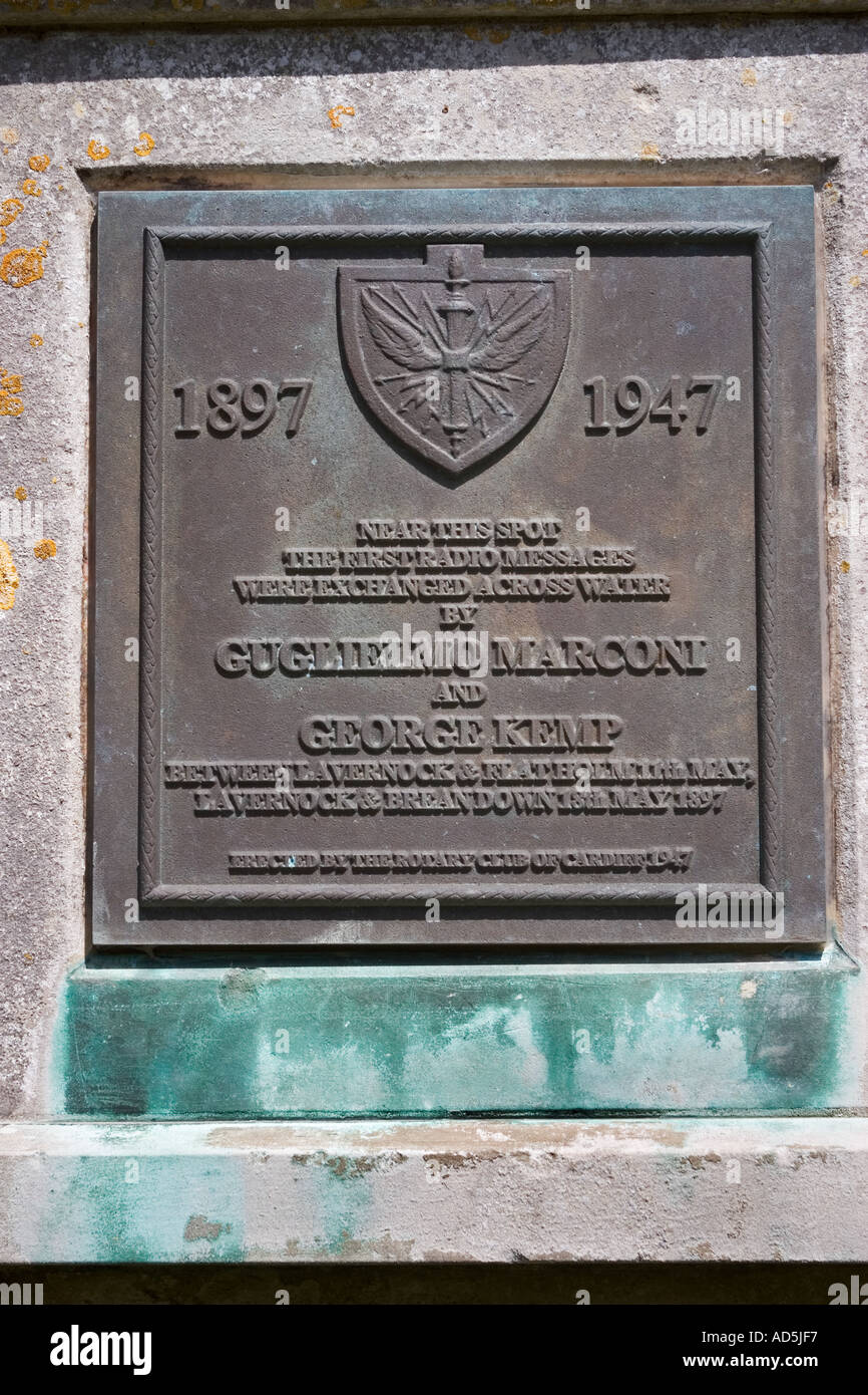 Plaque commémorant les premiers messages radio de Marconi échangés à travers l'eau sur le mur de l'église St Lawrences de Lavernock près de Penarth Wales Royaume-Uni Banque D'Images