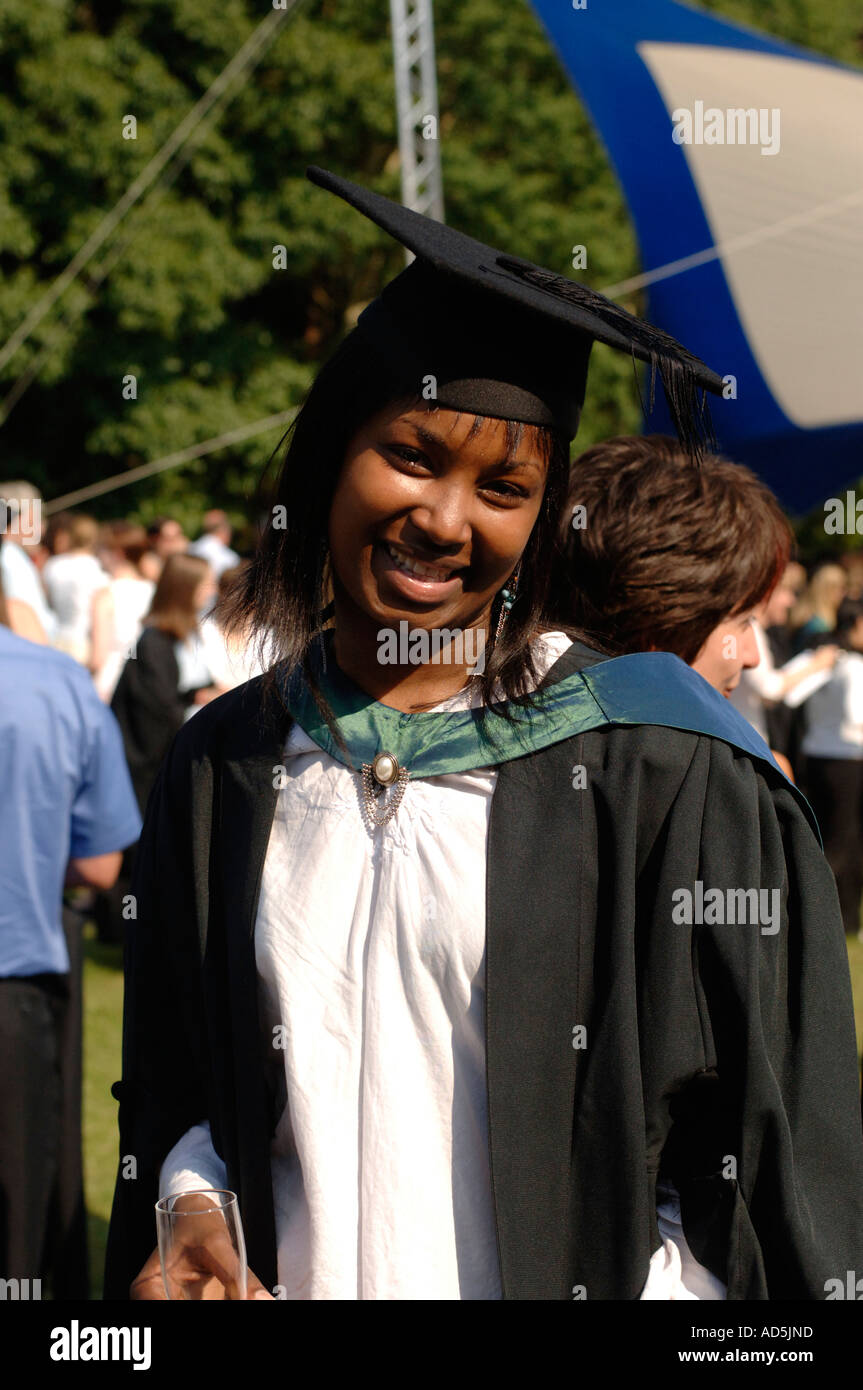 Femme noire élève diplômé de l'Université de Wales Aberystwyth, UK Banque D'Images