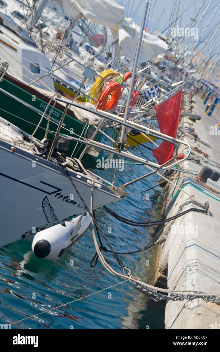 Résumé de vue vertical beaucoup de luxe coûteux bateaux amarrés ensemble le long du quai au port de Mandraki. Banque D'Images