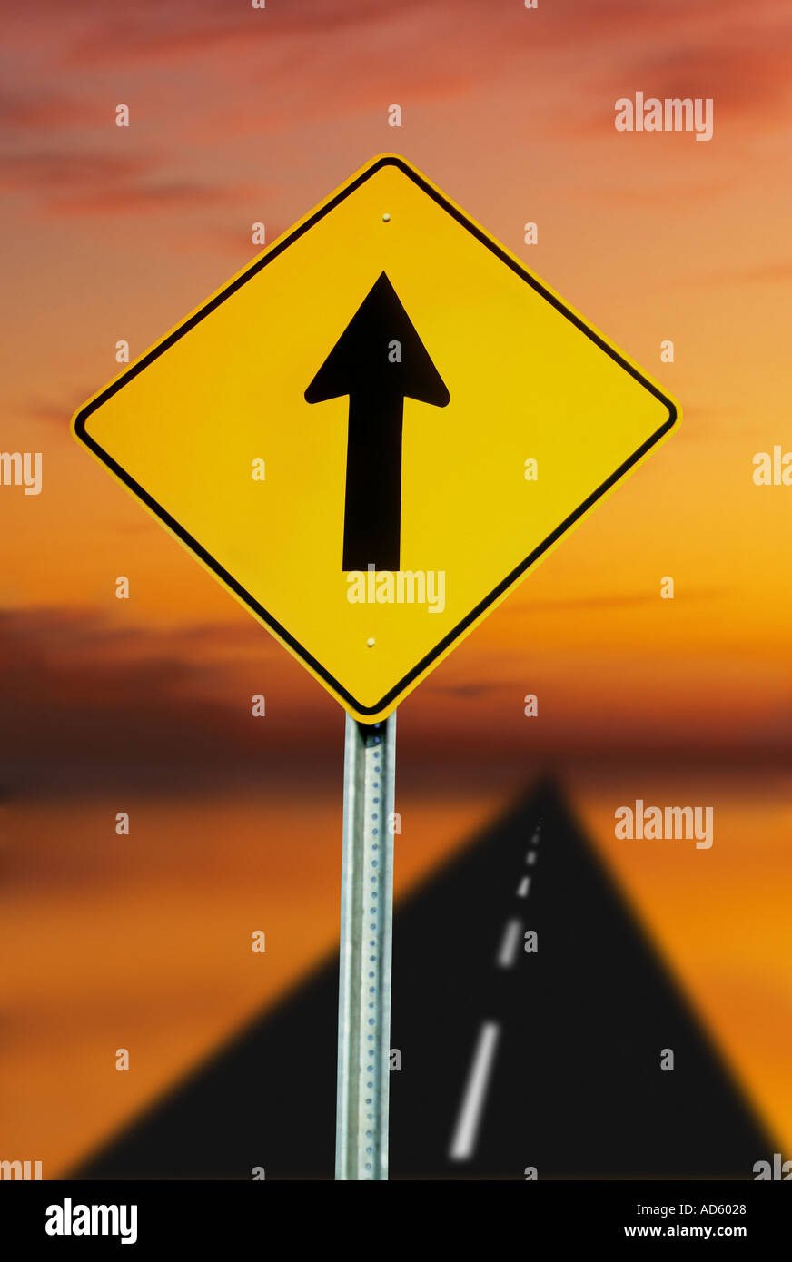 Tout droit sur la flèche de signalisation plus highway road Banque D'Images