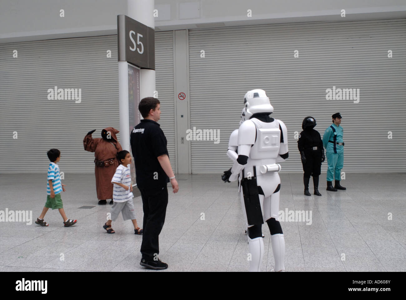15 07 07 Célébration Starwars l'Europe au centre Excel Docklands Londres Gardes impériaux à la rencontre du public Banque D'Images