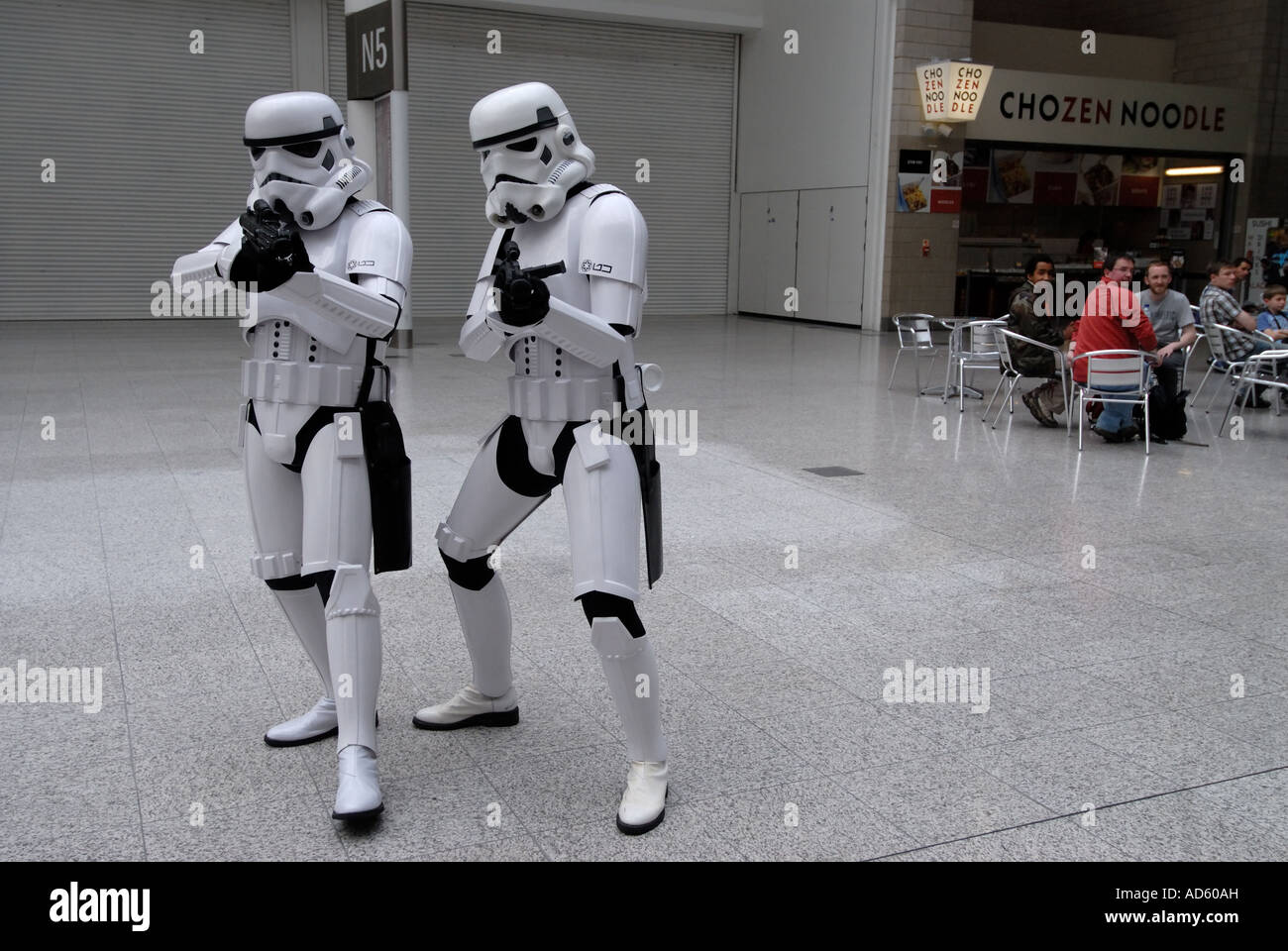 15 07 07 Célébration Starwars l'Europe au centre Excel Docklands Londres Gardes impériaux à la rencontre du public Banque D'Images