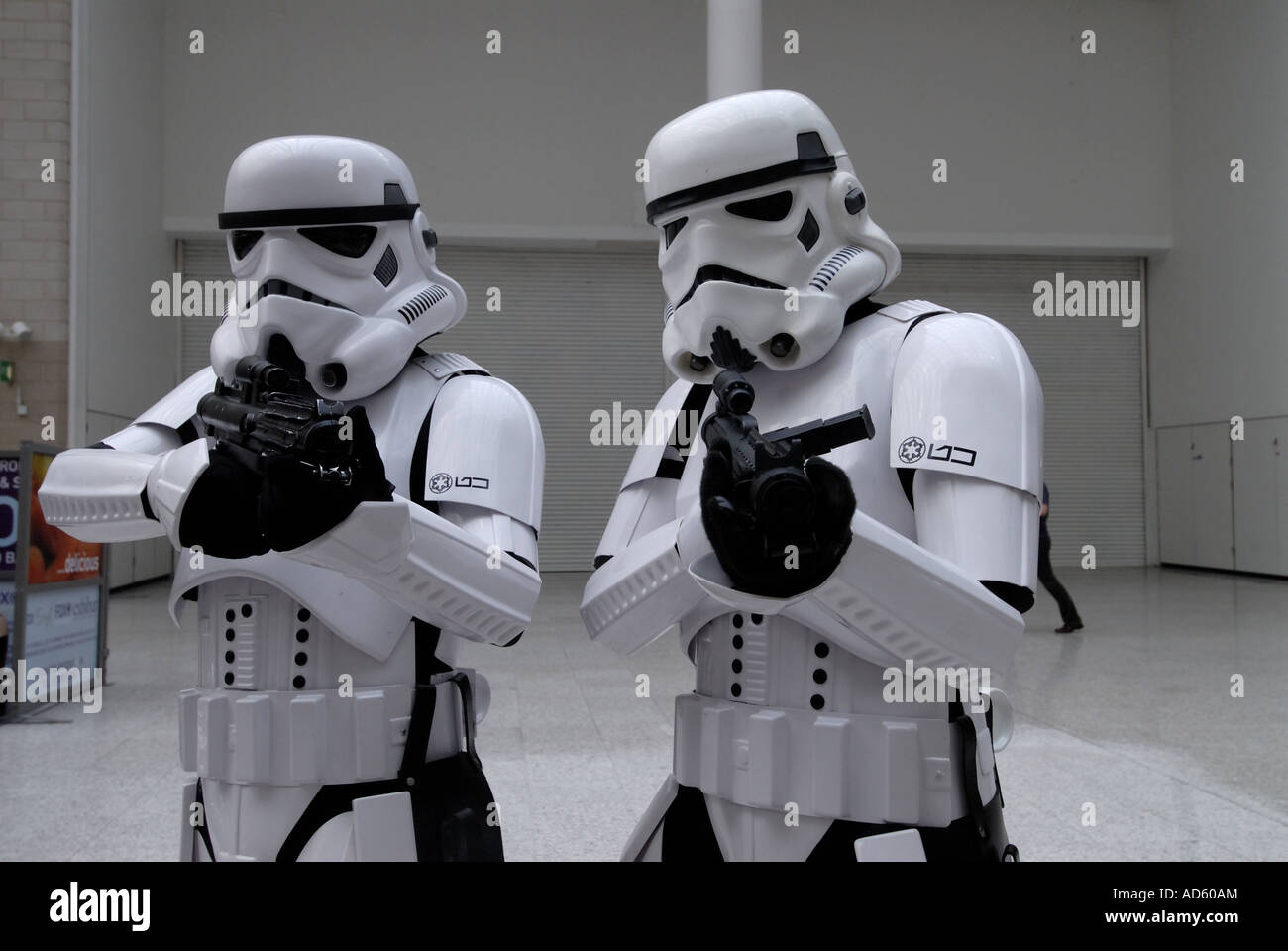 15 07 07 Célébration Starwars l'Europe au centre Excel Docklands Londres Gardes impériaux à la rencontre du public Banque D'Images