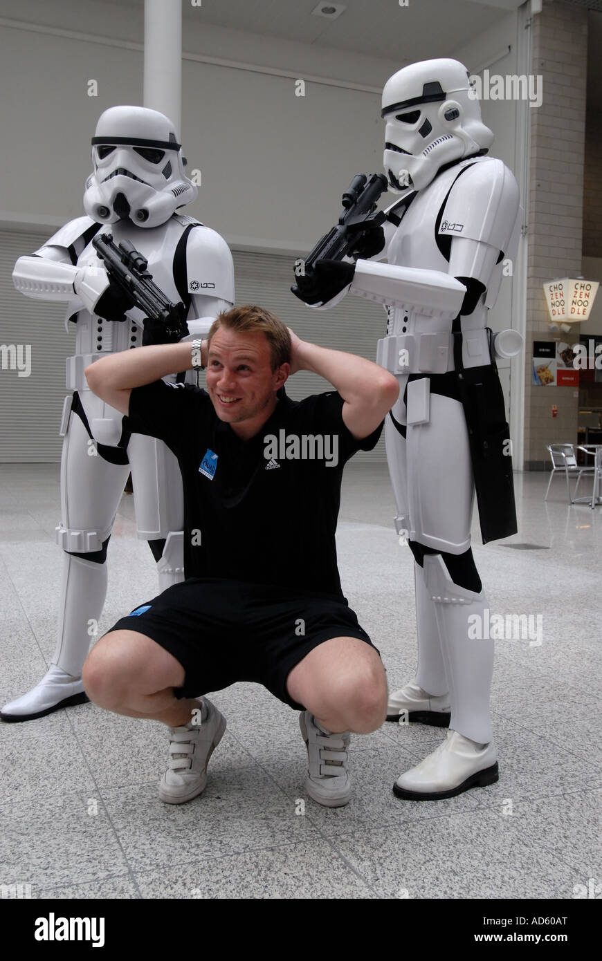 15 07 07 Célébration Starwars l'Europe au centre Excel Docklands Londres Gardes impériaux à la rencontre du public Banque D'Images