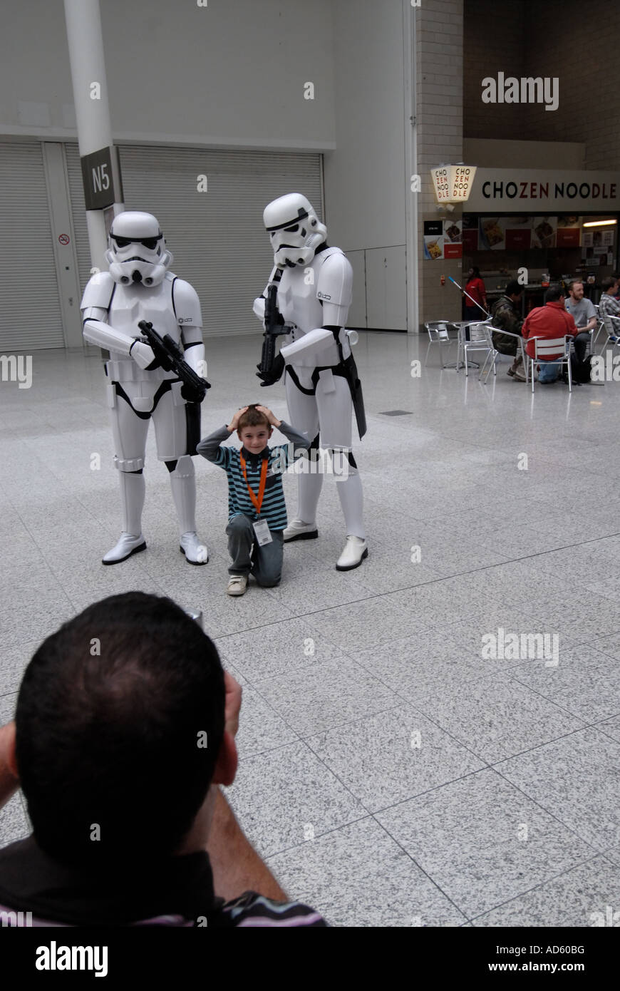 15 07 07 Célébration Starwars l'Europe au centre Excel Docklands Londres Gardes impériaux à la rencontre du public Banque D'Images