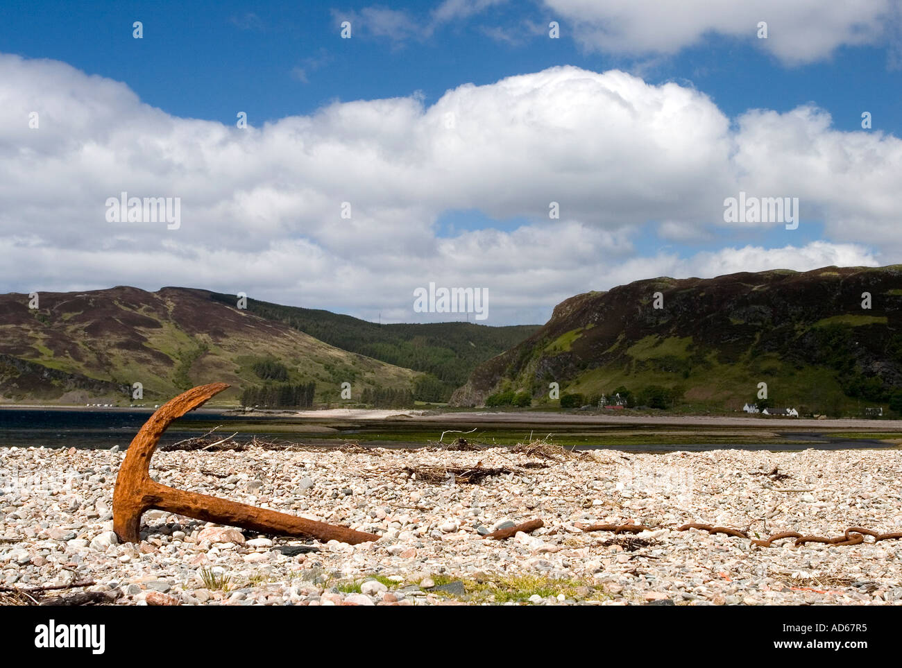 L'ancre des bateaux rouillés sur la plage de Glenelg avec l'île de Skye en arrière-plan. Glenelg, Highlands, dans l'ouest de l'Ecosse Banque D'Images