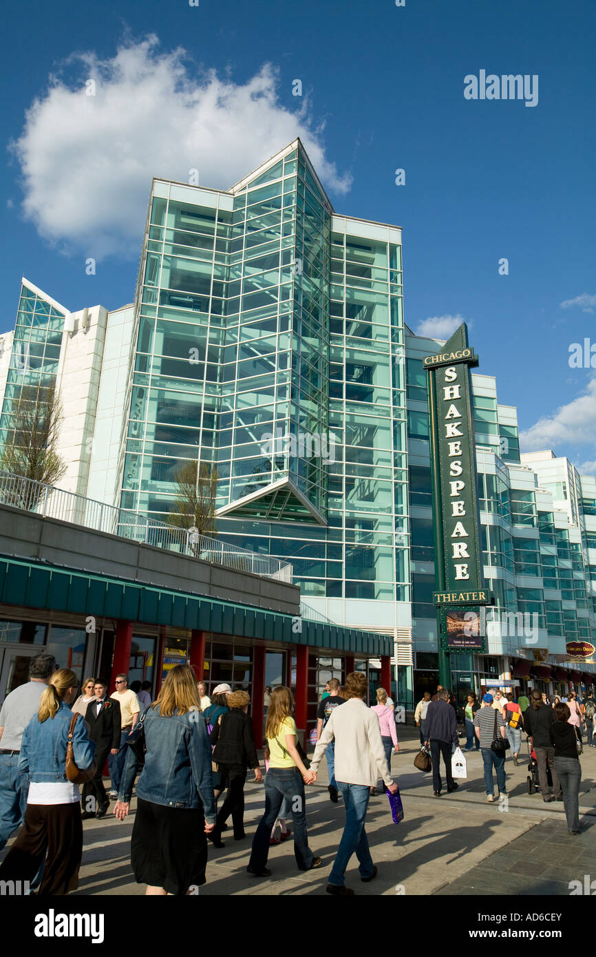 CHICAGO Illinois gens flâner passé Shakespeare Repertory Theatre building à Navy Pier Banque D'Images