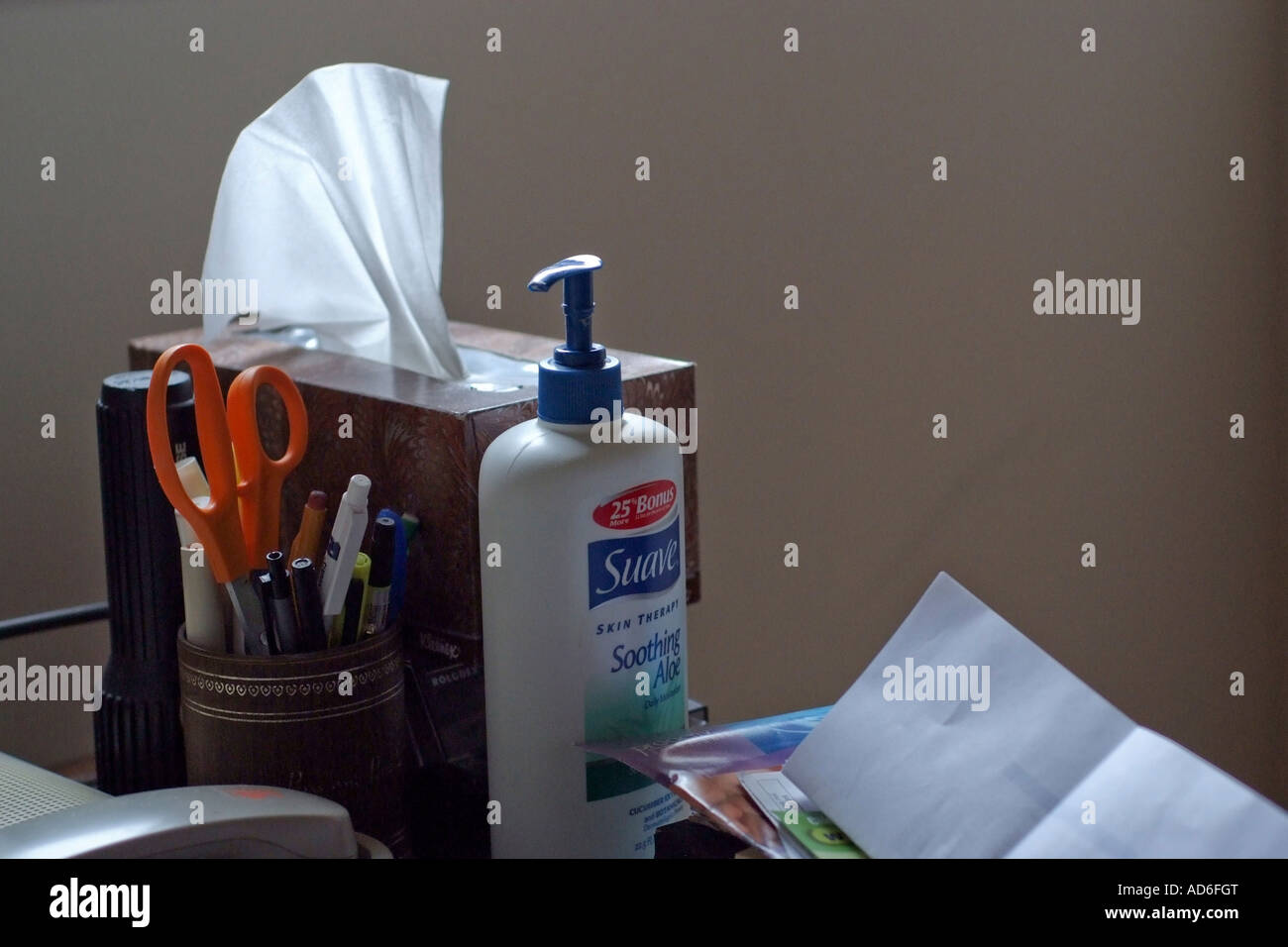 Boîte de papier-tissu, la lotion pour flash, lumière, téléphone et immobile  sur la table Photo Stock - Alamy