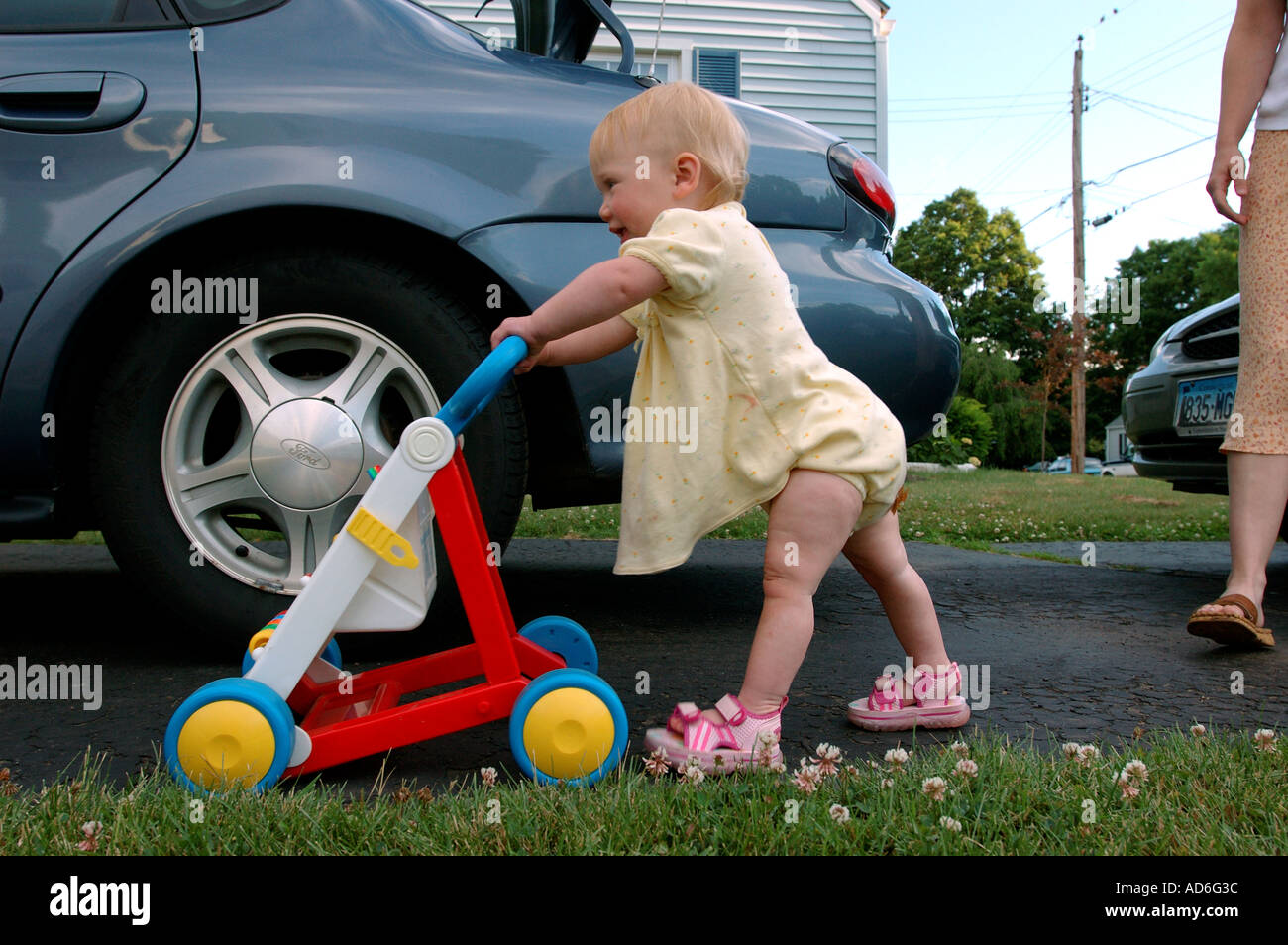 Bebe Tout Petit Enfant D Abord Pas De Marche A Pied 1 Step Learning Un An L Une Poussant Pousser Walker Marche De Soutien L Appui De La Jambe De Bebe Photo Stock Alamy