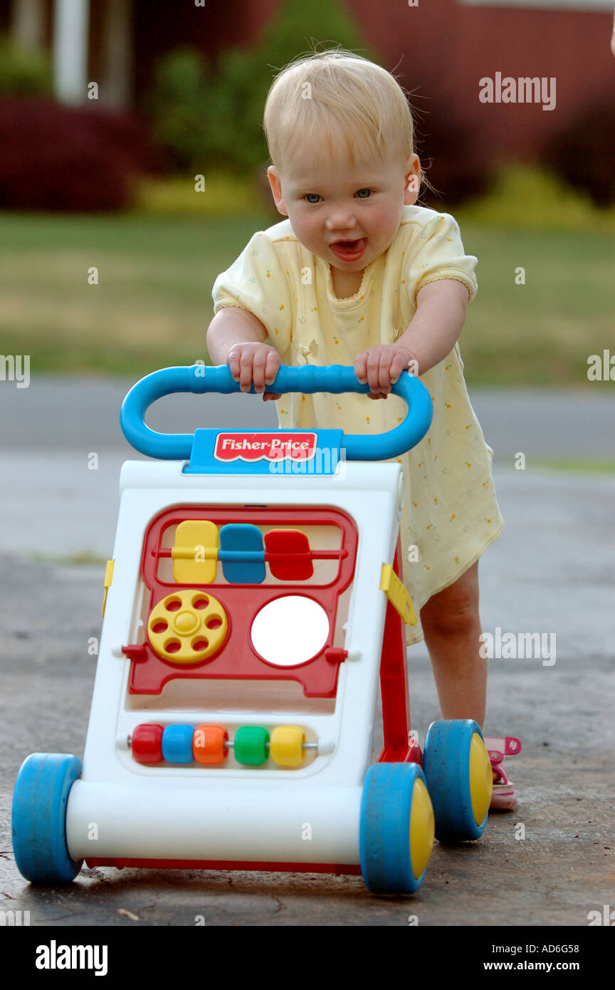 Bebe Tout Petit Enfant D Abord Pas De Marche A Pied 1 Step Learning Un An L Une Poussant Pousser Walker Marche De Soutien L Appui De La Jambe De Bebe Photo Stock Alamy