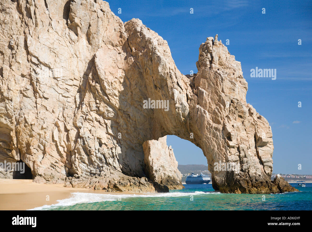 Paquebot de croisière passagers vus à travers la mer naturelle arche à péninsule de Baja, à Cabo San Lucas Baja California Mexique Amérique du Nord Banque D'Images