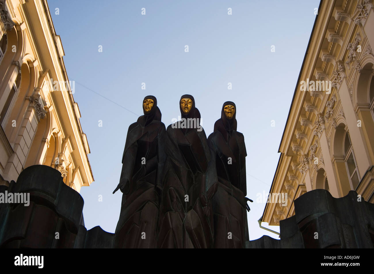 États baltes Lituanie Vilnius Site du patrimoine mondial de l'UNESCO trois faire-valoir sur le dessus du Théâtre National Banque D'Images