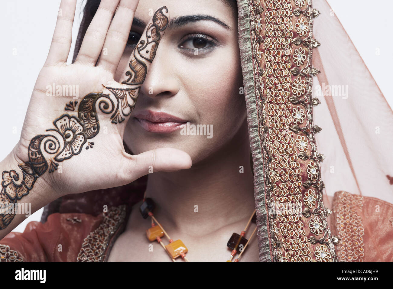 Portrait d'une jeune femme avec le tatouage au henné sur la main Banque D'Images