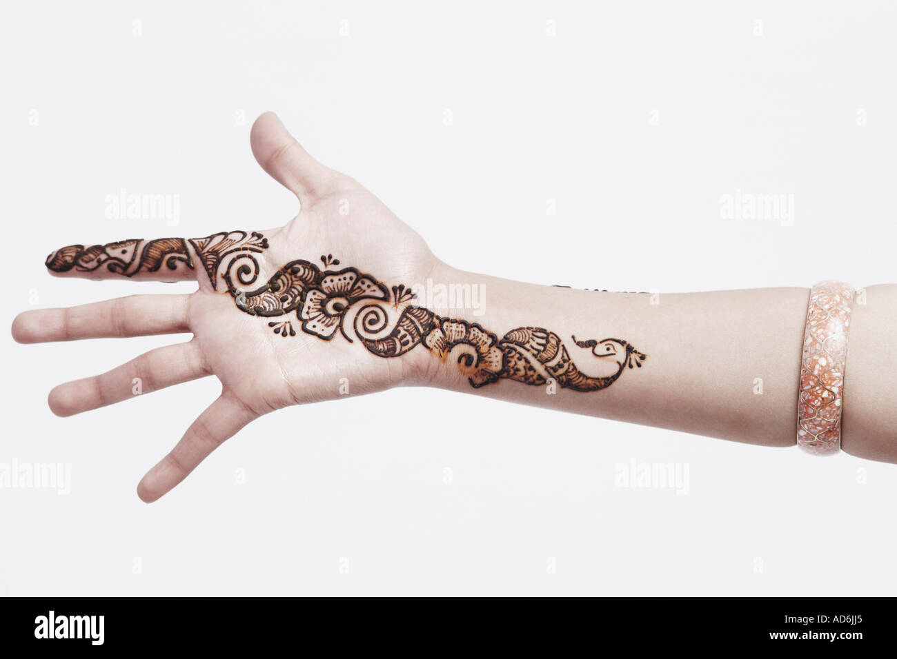 Close-up of a young woman with henna tattoo's sur sa main Banque D'Images