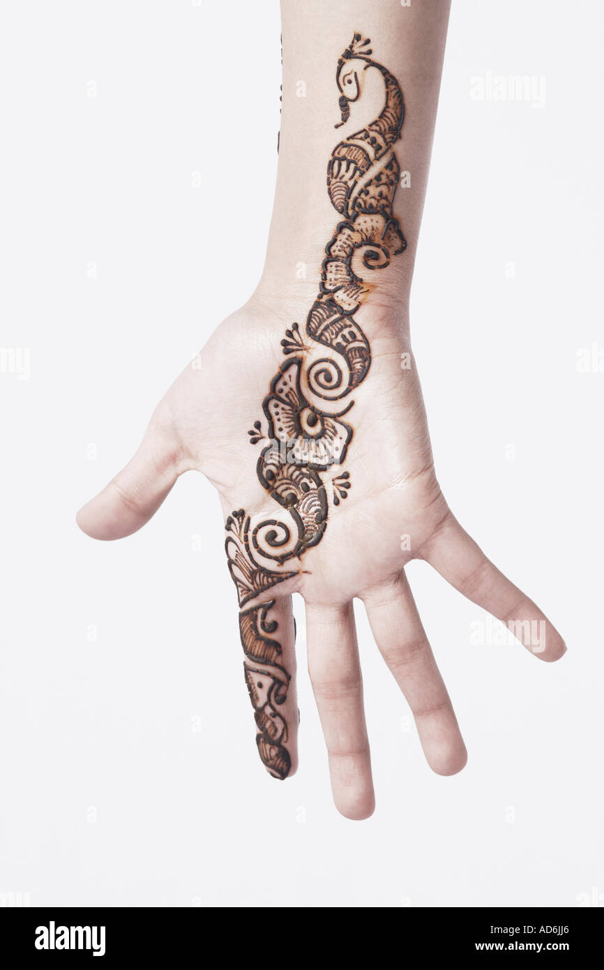 Close-up of a young woman with henna tattoo's sur sa main Banque D'Images