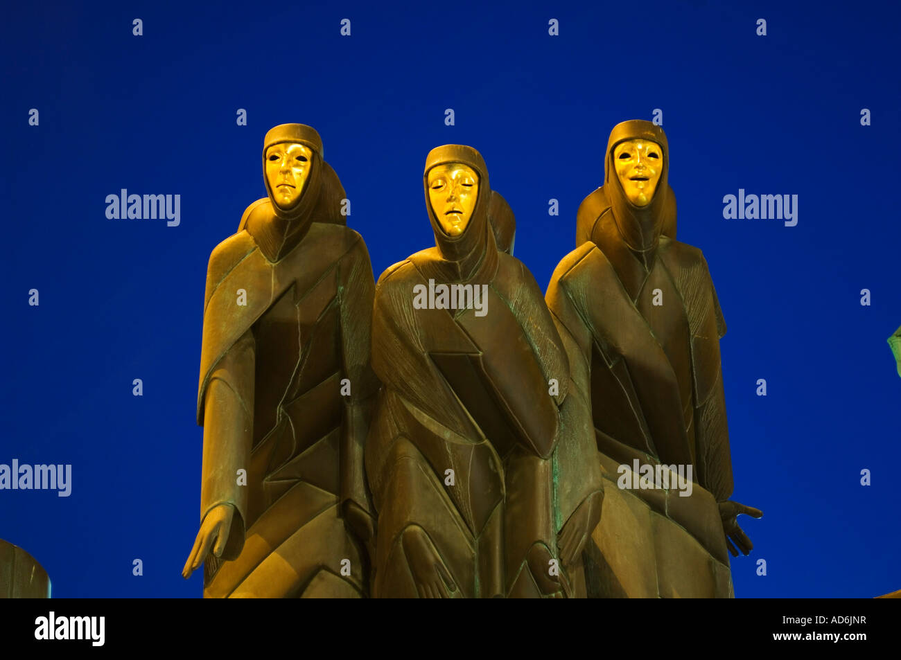 États baltes Lituanie Vilnius Site du patrimoine mondial de l'UNESCO trois faire-valoir sur le dessus du Théâtre National Banque D'Images