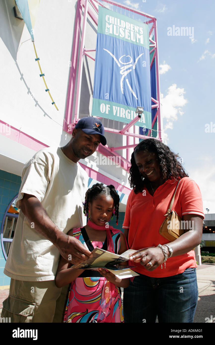 Portsmouth Virginia,High Street,Children's Museum of Virginia,Black Family familles parents enfants enfants,mère père,père,parent parents, Banque D'Images