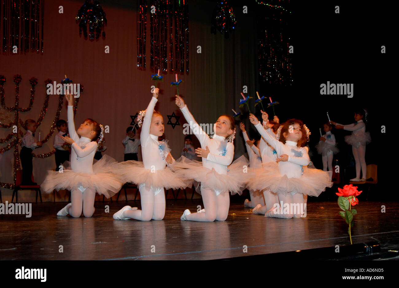 Groupe de danse enfants danse avec bougies, Philadelphia, Pennsylvania, USA Banque D'Images