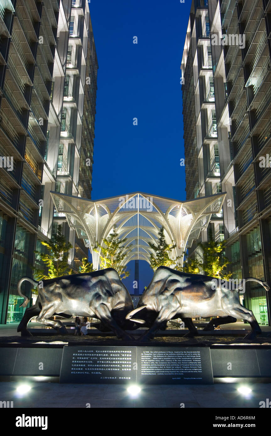 Statue Bull conçu par Li Keren dans 1986 Parc Scientifique Tsinghua en Chine Pékin Wudaokou Banque D'Images