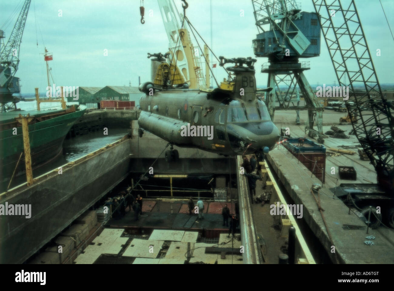 L'hélicoptère Chinook est chargé dans la soute du navire de cargaison Singularité, pour expédition aux îles Falklands, dans le Swale de la rivière Ridham Dock Kent Banque D'Images