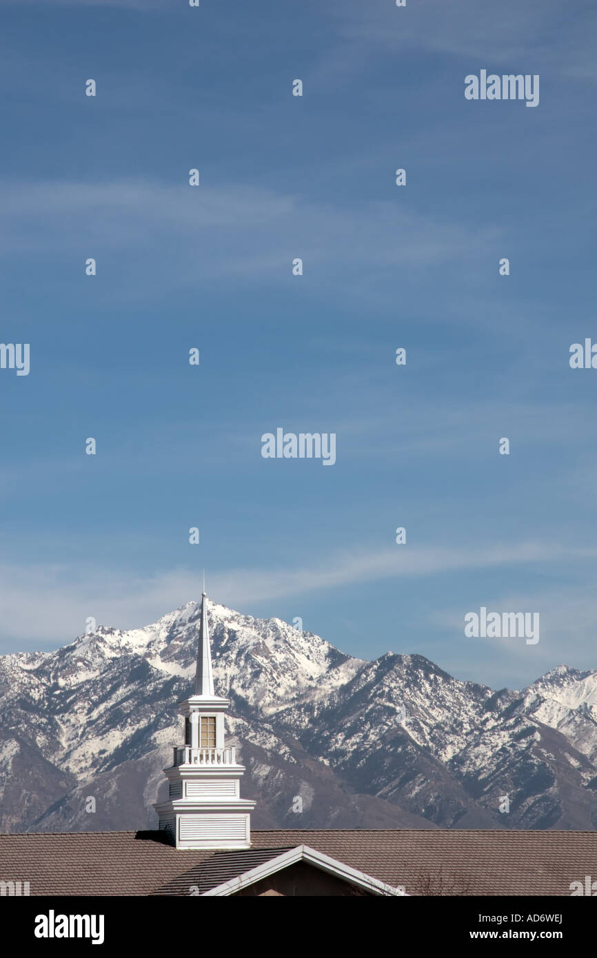 Un livre blanc clocher de l'église dans la vallée de Salt Lake, Utah, USA, avec les montagnes Rocheuses en arrière-plan. Banque D'Images