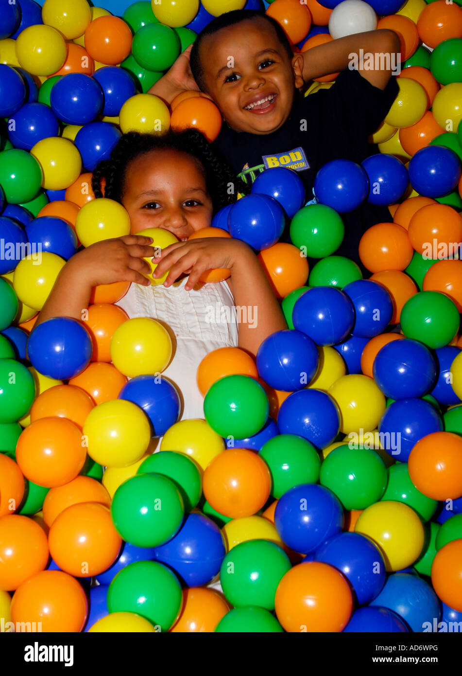 Deux jeunes s'amusant à ball pond au centre de loisirs, Brixton, London, UK. Banque D'Images