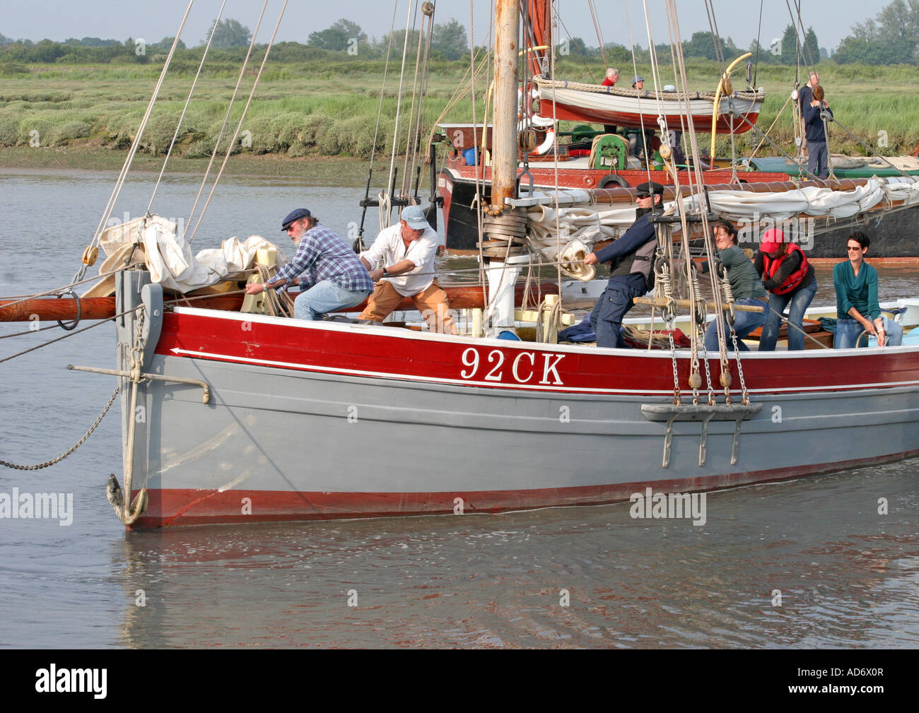 Oyster Smack 92CK nos garçons participant à la barge Blackwater match Banque D'Images