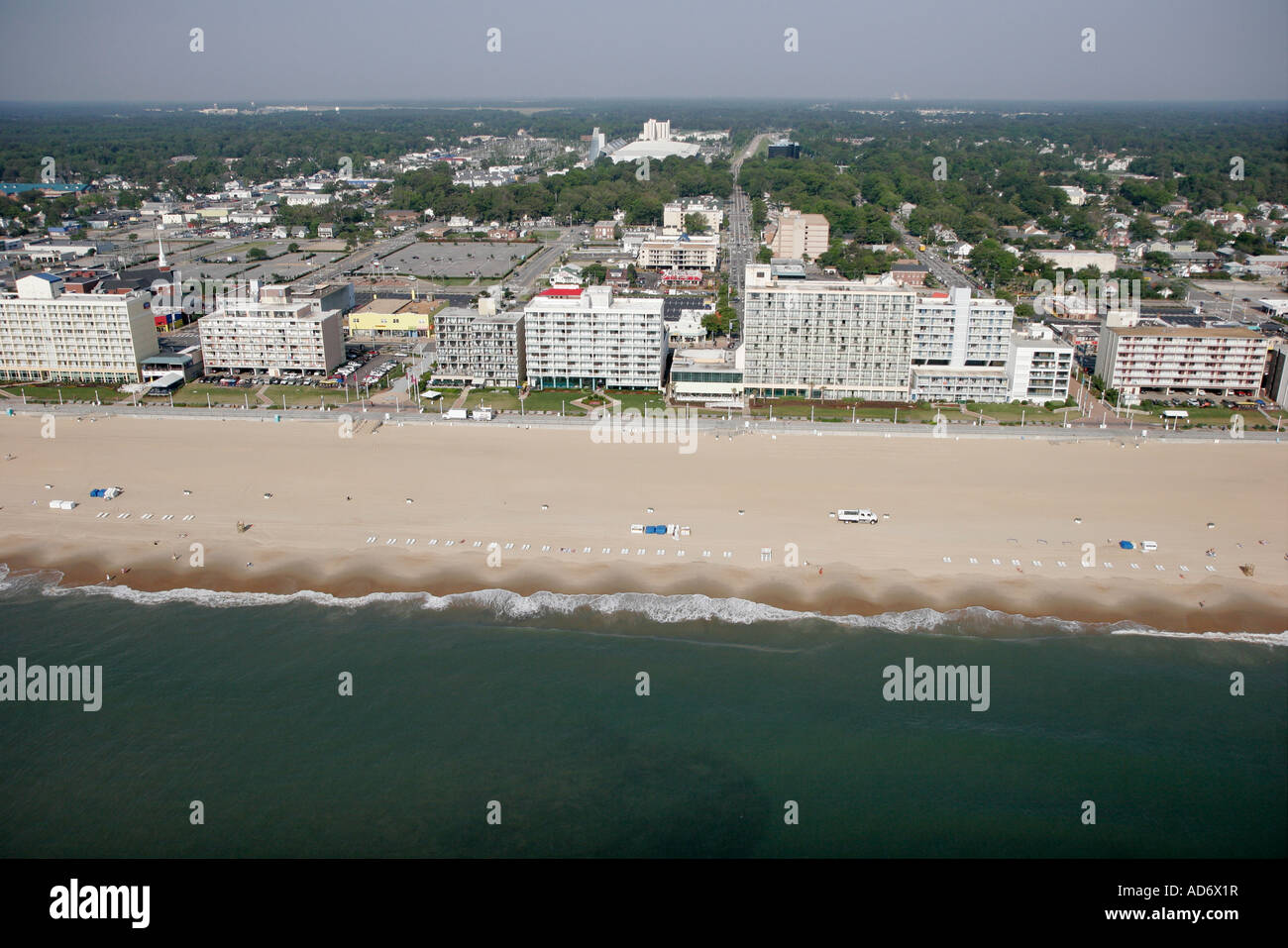 Virginia Beach, vue aérienne au-dessus, vue, océan Atlantique rivage d'eau, bord de mer, hôtels, condominiums, logement, voyages des visiteurs Banque D'Images
