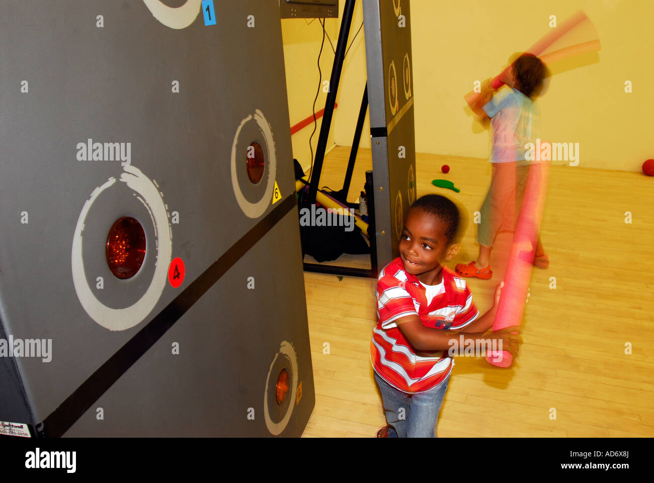 Les enfants à l'aide de tableaux d'un centre de loisirs à Brixton London Banque D'Images