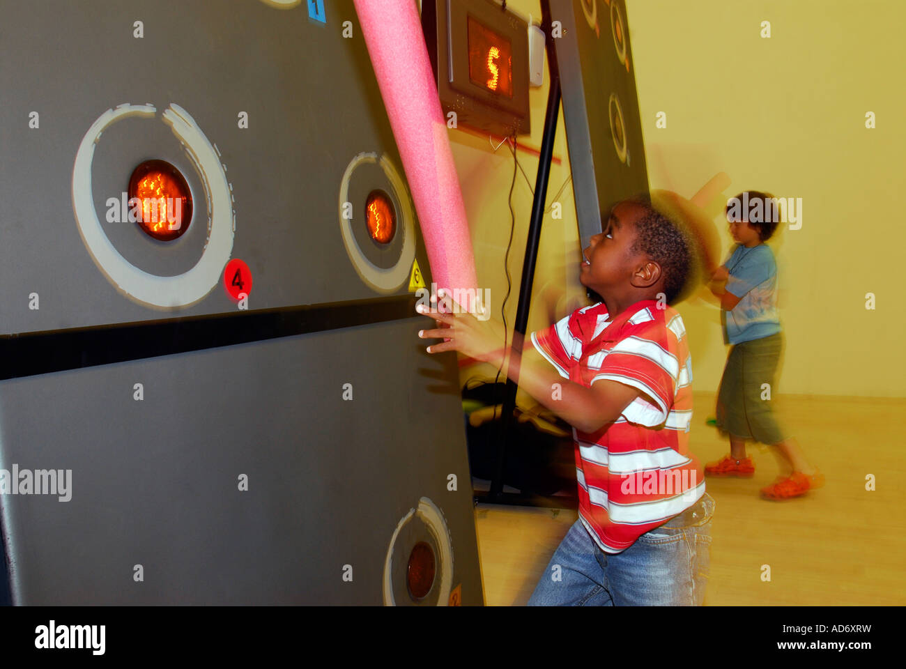 Les enfants à l'aide de tableaux d'un centre de loisirs à Brixton London Banque D'Images