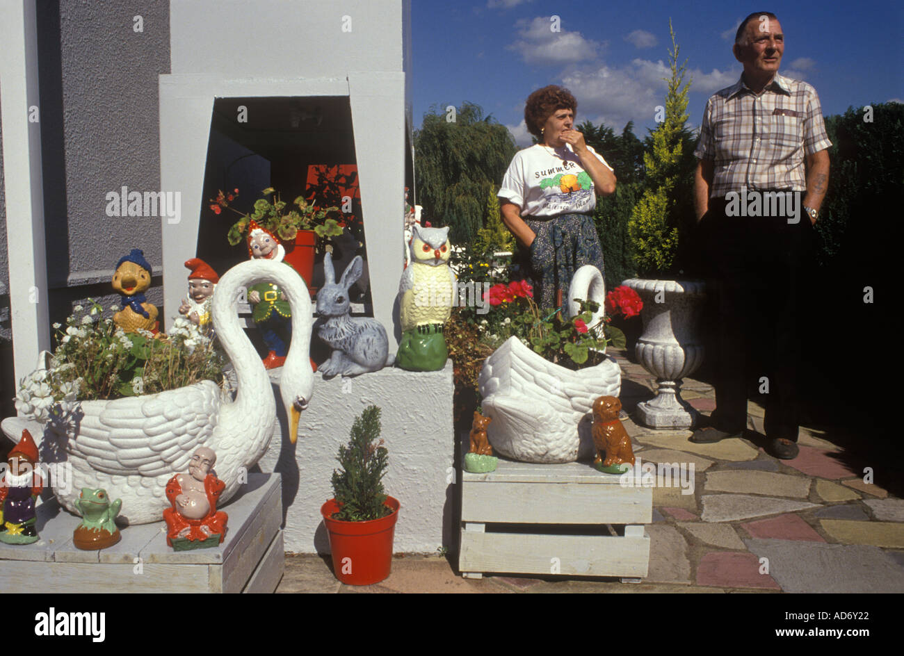 Ornemental petit jardin avant Royaume-Uni propriétaires de maison Swan et gnome pot de fleurs jardin des années 1991 1990 All Hallows on Sea England HOMER SYKES Banque D'Images